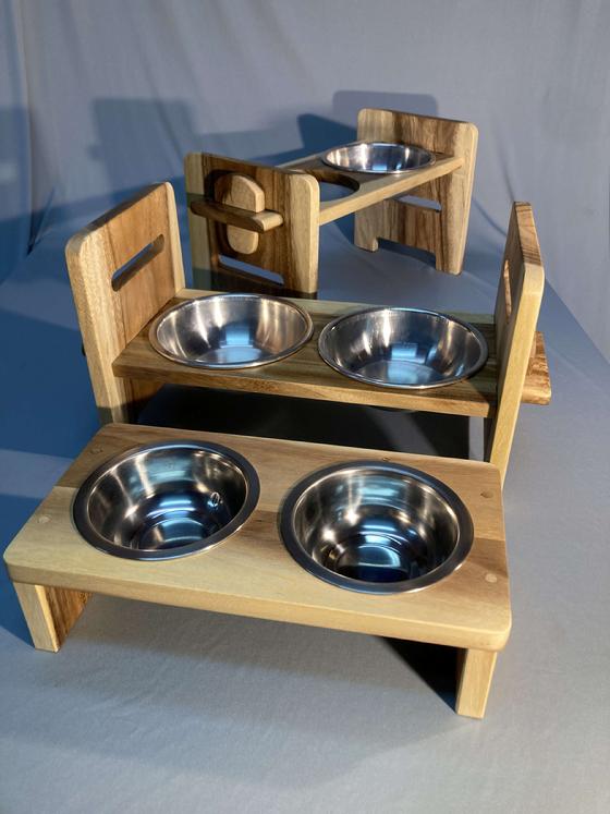 Elevated dog/cat feeder